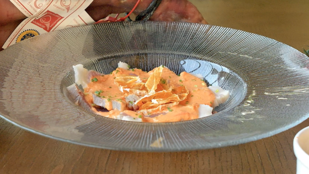 Bocado de IXP Lacón Gallego, asadillo de tomates cereixa de produción ecolóxica e queixo DOP Cebreiro
