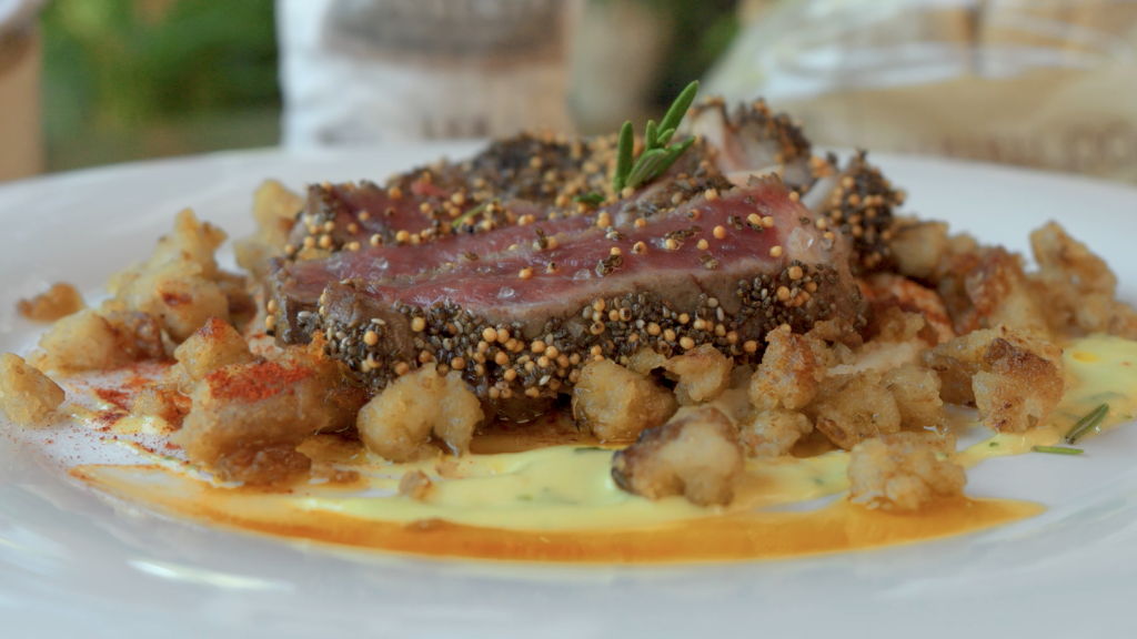 Migas de IXP Pan de Cea con mayonesa de huevo frito de producción ecológica, IXP Faba de Lourenzá y chorizo de Artesanía Alimentaria